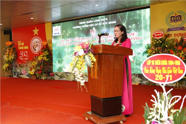Cô giáo Mai Thị Lan bí thư chi bộ, hiệu trưởng nhà trường phát biểu trong buổi lễ.JPG